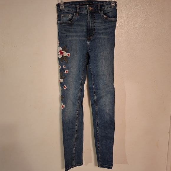 ZARA Trafaluc Denimwear Embroidered Floral Jeans Size 2, Inseam 27" - Picture 1 of 8
